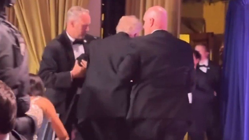 Donald Trump'a silahlı saldırı girişimi! Apar topar salondan çıkarıldı… - Fotoğraf: 9