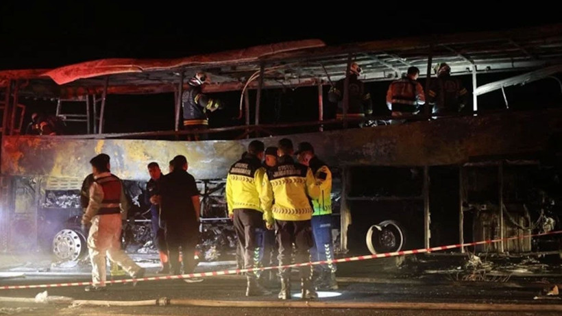 Denizli'de bariyere çarpan otobüs yandı! Katliam gibi kazada 8 can kaybı var - Fotoğraf: 10