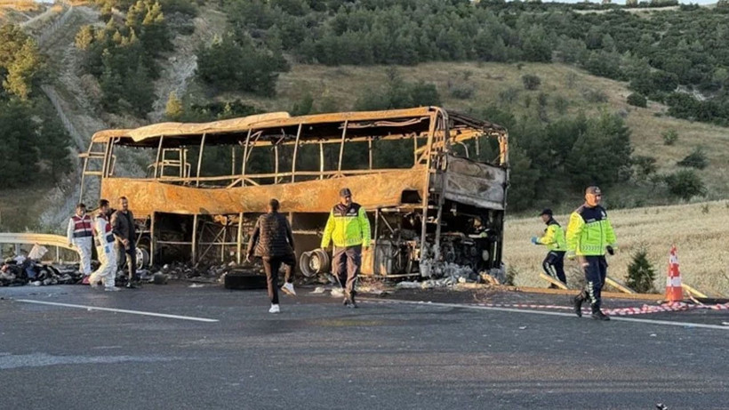 Denizli'de bariyere çarpan otobüs yandı! Katliam gibi kazada 8 can kaybı var - Fotoğraf: 12