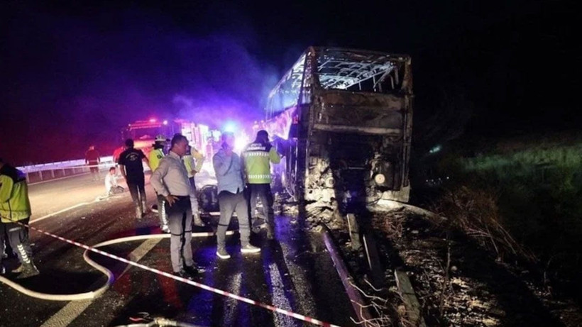 Denizli'de bariyere çarpan otobüs yandı! Katliam gibi kazada 8 can kaybı var - Fotoğraf: 2