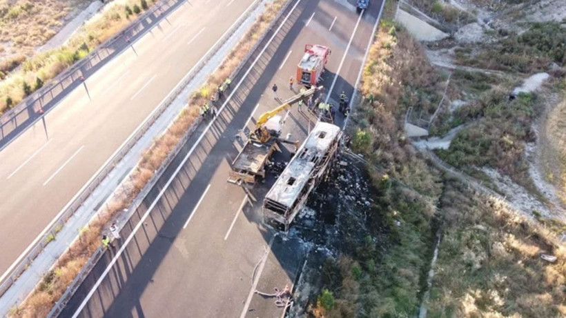 Denizli'de bariyere çarpan otobüs yandı! Katliam gibi kazada 8 can kaybı var - Fotoğraf: 4