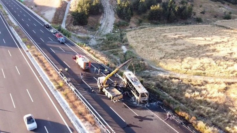 Denizli'de bariyere çarpan otobüs yandı! Katliam gibi kazada 8 can kaybı var - Fotoğraf: 5