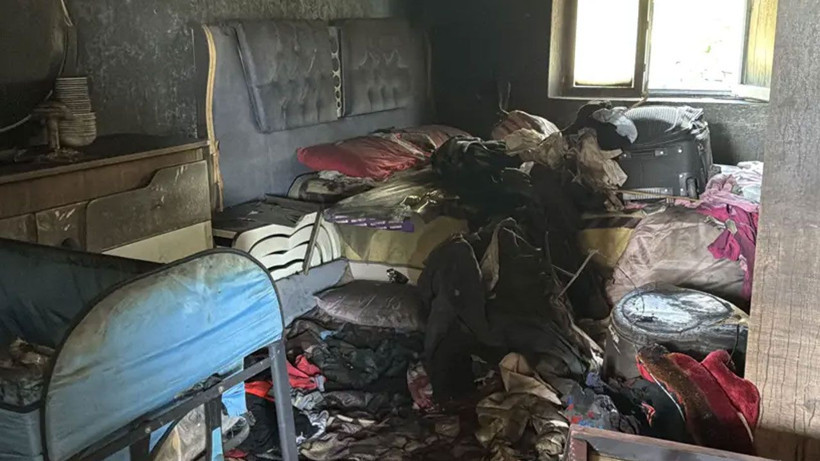 Kilometrelerce öteden geçen şoför fark etti! Yangına uykuda yakalanan 22 kişilik aile kurtarıldı - Fotoğraf: 3