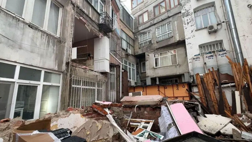 Şişli’de binanın duvarı çöktü, mahalleli deprem oldu zannetti - Fotoğraf: 3