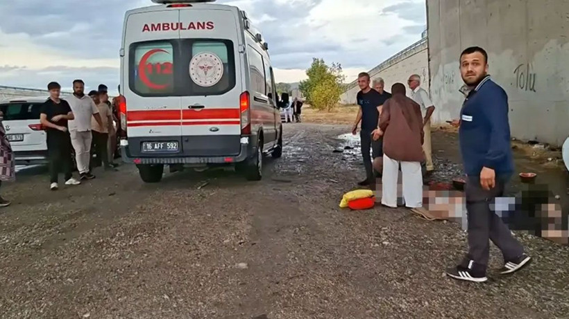 Bursa'da feci kazada 3 kişi öldü! Otomobil köprü altındaki beton duvara çarptı - Fotoğraf: 3