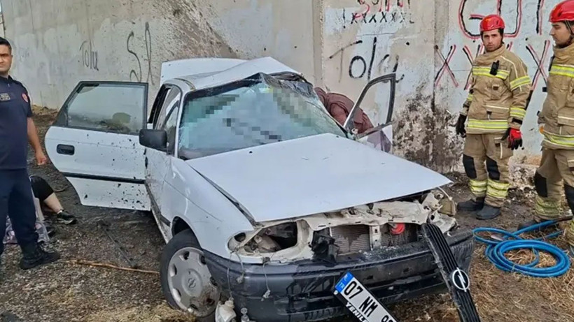 Bursa'da feci kazada 3 kişi öldü! Otomobil köprü altındaki beton duvara çarptı - Fotoğraf: 4