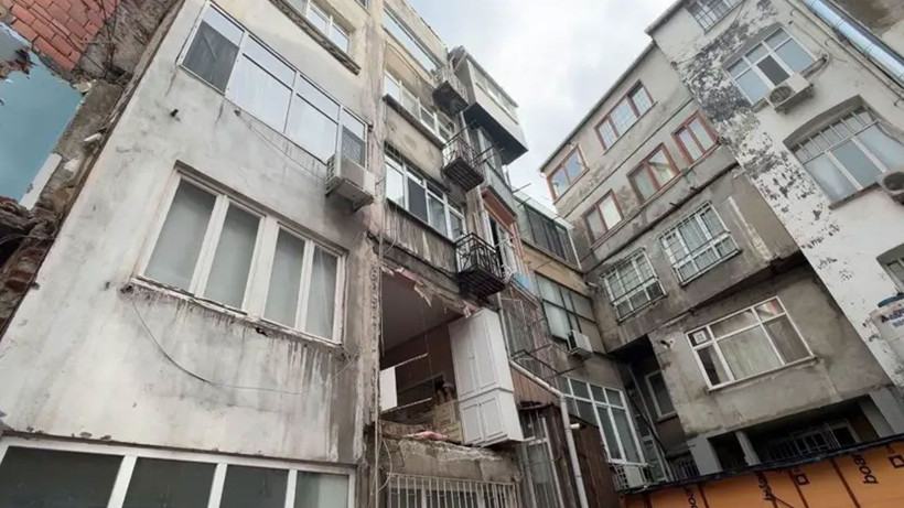 Şişli’de binanın duvarı çöktü, mahalleli deprem oldu zannetti - Fotoğraf: 4
