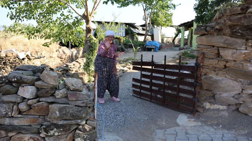 Ümmü nine yıllardır tuvalet ve banyoya hasret yaşıyor! Utandığı için misafir kabul etmiyor - Fotoğraf: 3