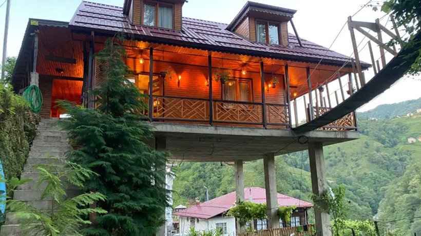 Düz arazi bulamadı, villayı yolun üzerinden geçirdi! "Altından beton mikseri bile geçiyor" - Fotoğraf: 3