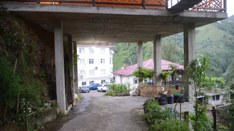 Düz arazi bulamadı, villayı yolun üzerinden geçirdi! "Altından beton mikseri bile geçiyor" - Fotoğraf: 5