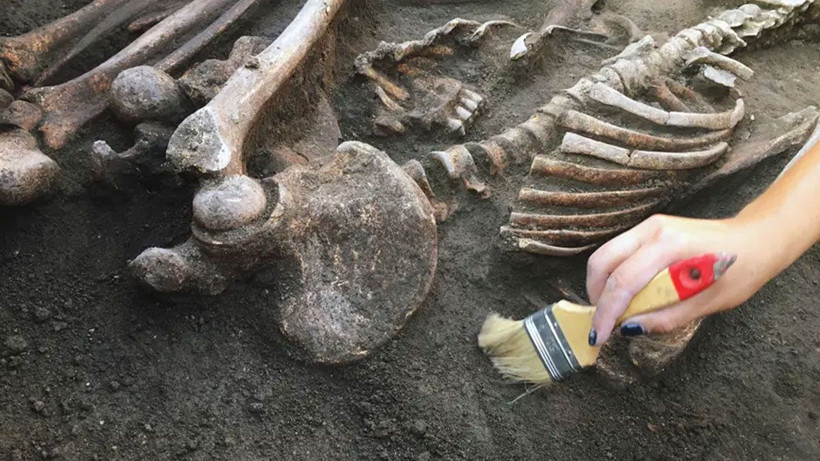 400 yıllık “vampir” mezarının sırrı çözülüyor! Boğazında orak, ayağında kilit - Fotoğraf: 3