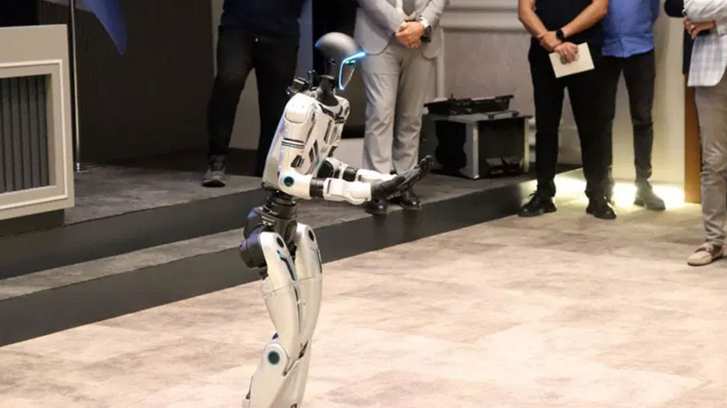 Bir aydır eğitiliyordu! İnsan görünümlü robot belediyede işe başladı - Fotoğraf: 3