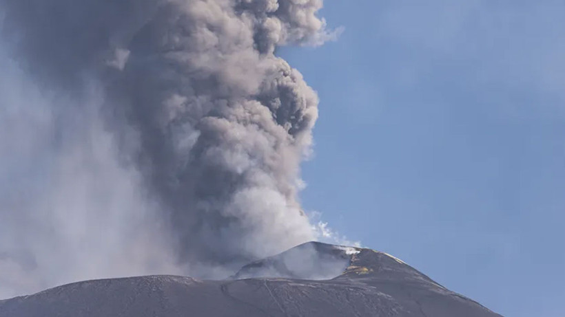 İtalya'da Etna Yanardağı kül püskürttü, hava sahası uçuşa kapatıldı - Fotoğraf: 3