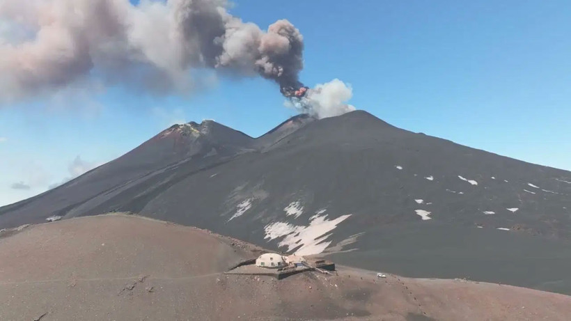 İtalya'da Etna Yanardağı kül püskürttü, hava sahası uçuşa kapatıldı - Fotoğraf: 5