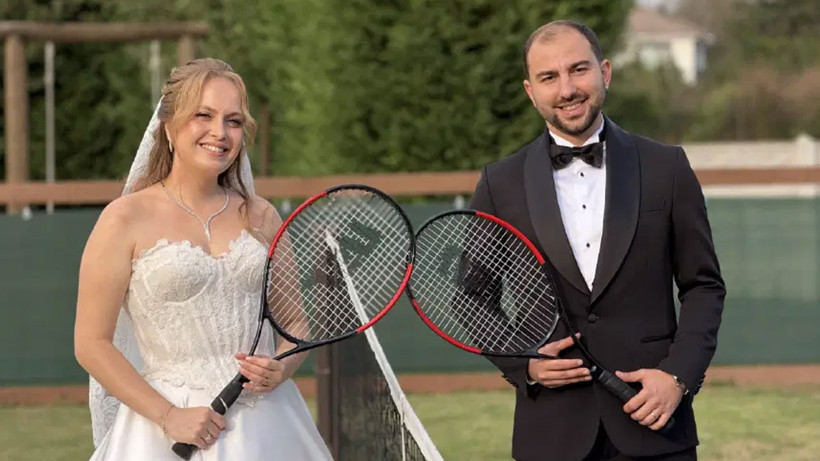 Aşkları tenis dersinde başladı! Köyde gelinlik ve damatlıkla korta çıktılar - Fotoğraf: 3