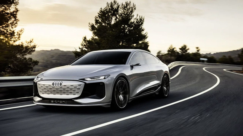 Audi'den rakiplerine gözdağı! Bu kez duvarlara yansıtıyor - Resim: 1