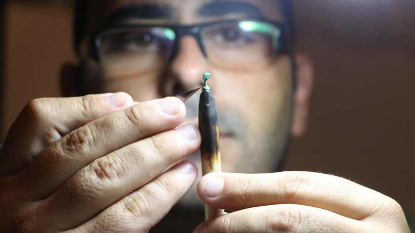 Kalem ucuna yaptığı heykellerle görenleri şaşırtıyor - Resim: 2