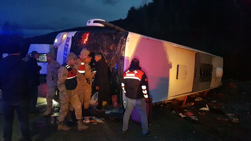 Erzincan'da yolcu otobüsü devrildi! - Resim: 1