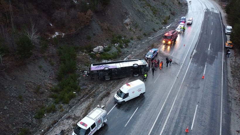 Erzincan'da yolcu otobüsü devrildi! - Resim: 2