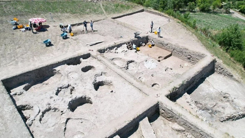 Kütahya'da 3300 yıllık mühür ve hançer bulundu - Resim: 1