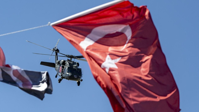 Türk Yıldızları ve Çelik Kanatlar gösteri uçuşu yaptı - Resim: 1