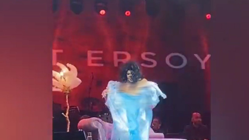 Bülent Ersoy'un sahnede göğüsleri açıldı - Resim: 1