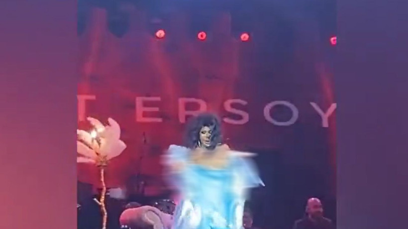 Bülent Ersoy'un sahnede göğüsleri açıldı - Resim: 2