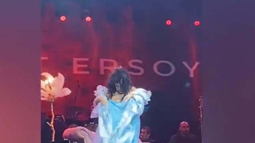 Bülent Ersoy'un sahnede göğüsleri açıldı - Resim: 3