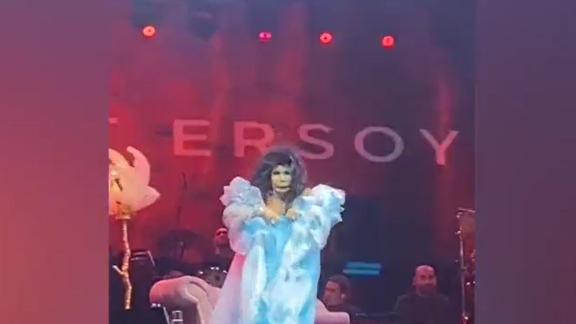 Bülent Ersoy'un sahnede göğüsleri açıldı - Resim: 4