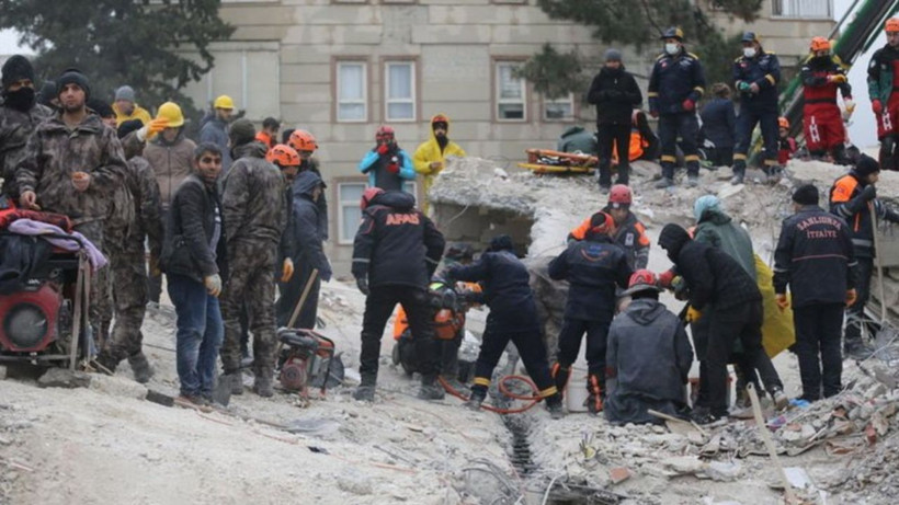 Ünlü isimler depremzedeler için kolları sıvadı; Fahriye Evcen, Burak Özçivit, Kıvanç Tatlıtuğ, Burcu Biricik, Pınar Deniz, Hazal Kaya... - Resim: 4