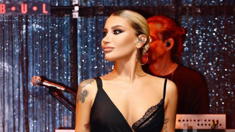 İrem Derici giydiği kıyafetle ortalığı karıştırdı; "Biz bu kıyafetle oğlumuzun yanında durmuyoruz" - Resim: 2