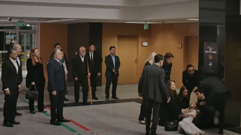 Sevilen proje Yalı Çapkını dizisinde kavga çıktı; Güzel başrol artık olmayacak - Resim: 2