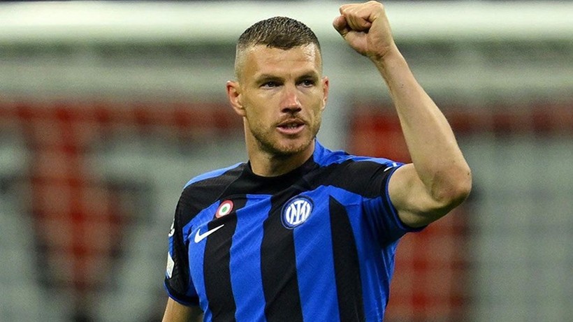 Ve yıldız futbolcu Edin Dzeko Süper Lig devinde; Fenerbahçe’ye ezeli rakibinden bir darbe daha - Resim: 1
