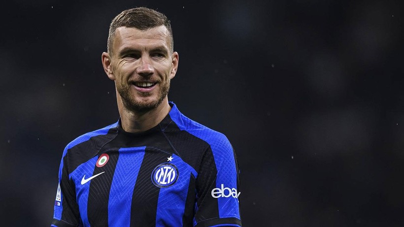 Ve yıldız futbolcu Edin Dzeko Süper Lig devinde; Fenerbahçe’ye ezeli rakibinden bir darbe daha - Resim: 4