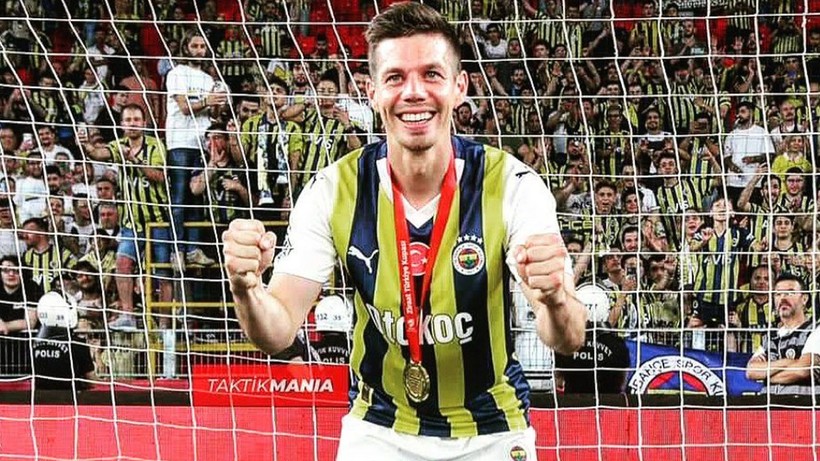 Deprem! Yıldız futbolcu Fenerbahçe'den ayrıldı; Kimse bunu tahmin etmemişti - Resim: 1