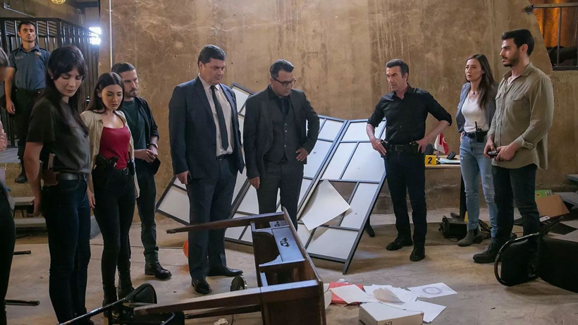 Arka Sokaklar dizisinde büyük kriz çıktı; 2 oyuncu kadroya erken veda etti - Resim: 1