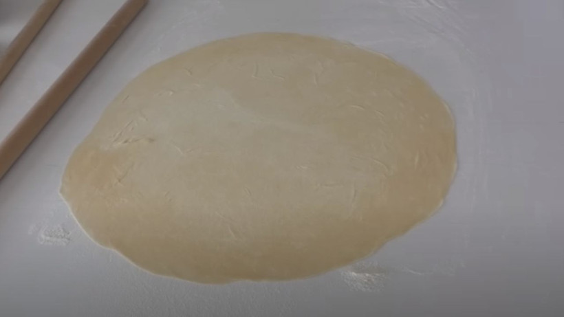 Su böreği hamurunun yırtılmaması için haşlama suyuna ekleyin. Bu malzemeyle yufka tel tel dökülüp perde gibi açılıyor - Resim: 4