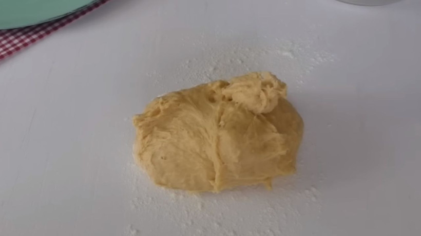 Su böreği hamurunun yırtılmaması için haşlama suyuna ekleyin. Bu malzemeyle yufka tel tel dökülüp perde gibi açılıyor - Resim: 3