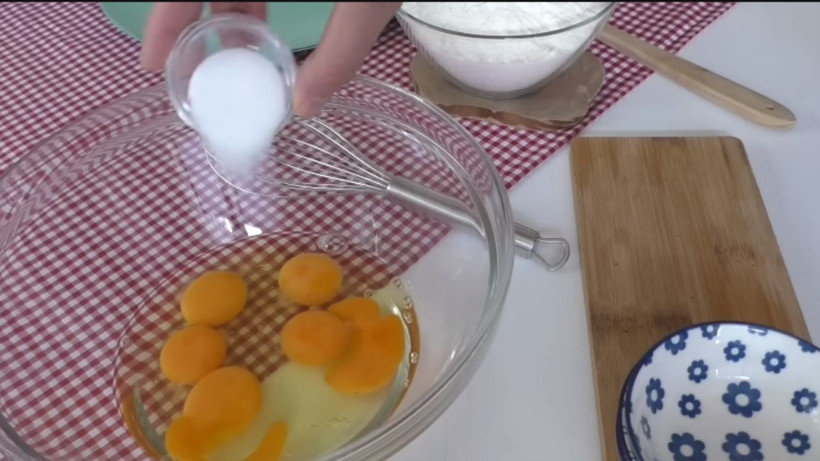 Su böreği hamurunun yırtılmaması için haşlama suyuna ekleyin. Bu malzemeyle yufka tel tel dökülüp perde gibi açılıyor - Resim: 1