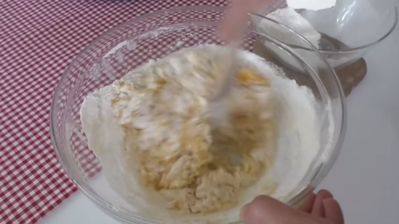 Su böreği hamurunun yırtılmaması için haşlama suyuna ekleyin. Bu malzemeyle yufka tel tel dökülüp perde gibi açılıyor - Resim: 2