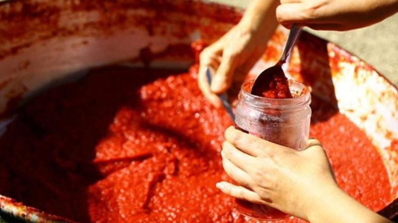 Bıçak gibi söküp atıyor! Salça, turşu ve bakliyatlardaki küf yok eden zeytinyağı yöntemi - Resim: 3