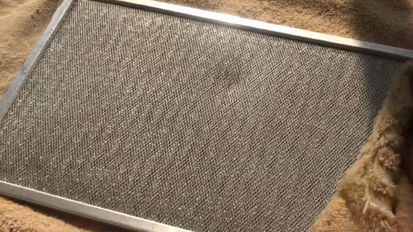 Aspiratör filtresinin yağlarını su gibi akıtan temizlik sırrı; Ovalamaya gerek kalmıyor - Resim: 2