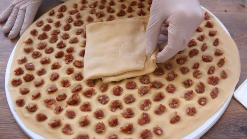 Kayserili ev hanımlarının sakladığı yöntem. Mantı asla topaklanmıyor ve kıymaları dağılmıyor - Resim: 1