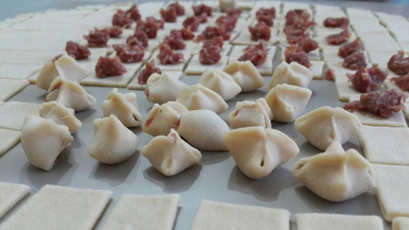 Kayserili ev hanımlarının sakladığı yöntem. Mantı asla topaklanmıyor ve kıymaları dağılmıyor - Resim: 4