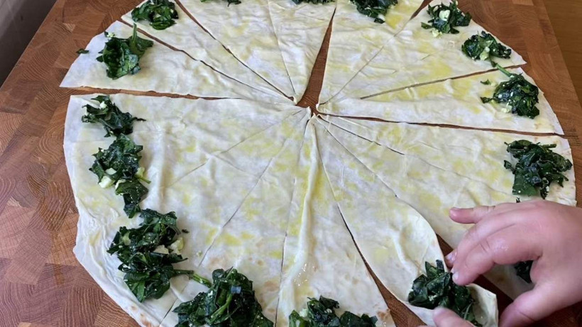 Çıtır çıtır sesi salondan duyulacak! Sadece 2 yufkayla hazırlanan börek - Resim: 1