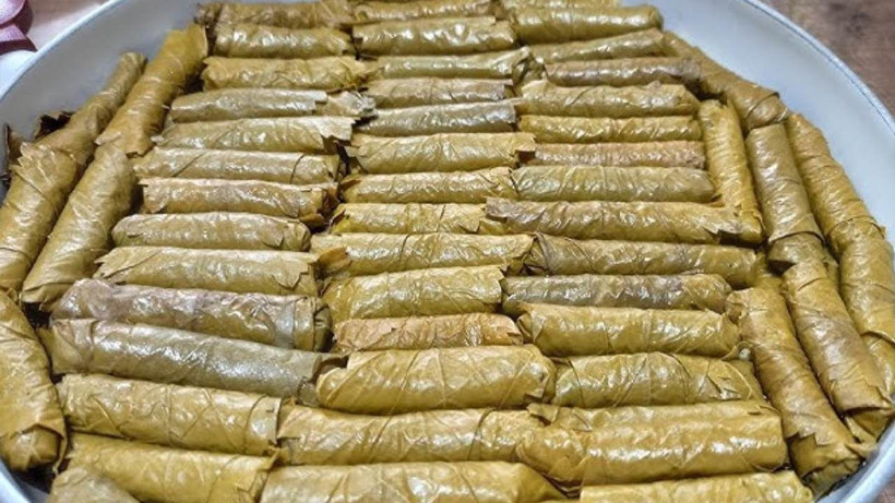 Dağılmıyor ve suyunu salmıyor! Yaprak sarma böyle pişirildiğinde lezzeti 10'a katlanıyor - Resim: 1
