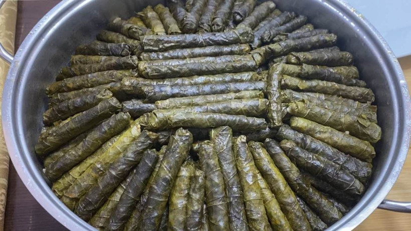 Dağılmıyor ve suyunu salmıyor! Yaprak sarma böyle pişirildiğinde lezzeti 10'a katlanıyor - Resim: 2
