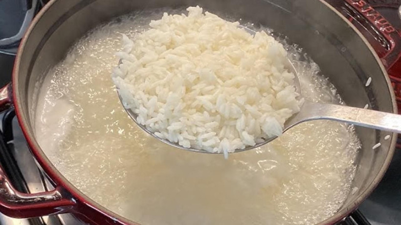 1 çay bardağının çeyreği kadar ekleyin yetiyor! Pirinç pilavı tane tane kalıyor ve parlak oluyor - Resim: 1