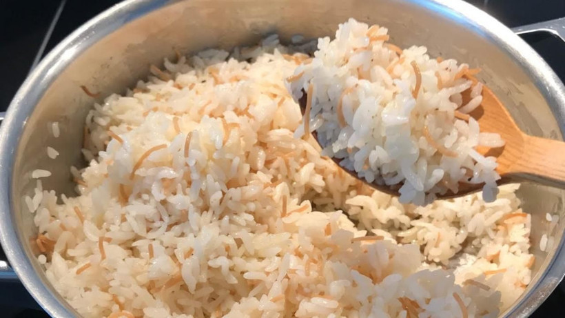 1 çay bardağının çeyreği kadar ekleyin yetiyor! Pirinç pilavı tane tane kalıyor ve parlak oluyor - Resim: 2