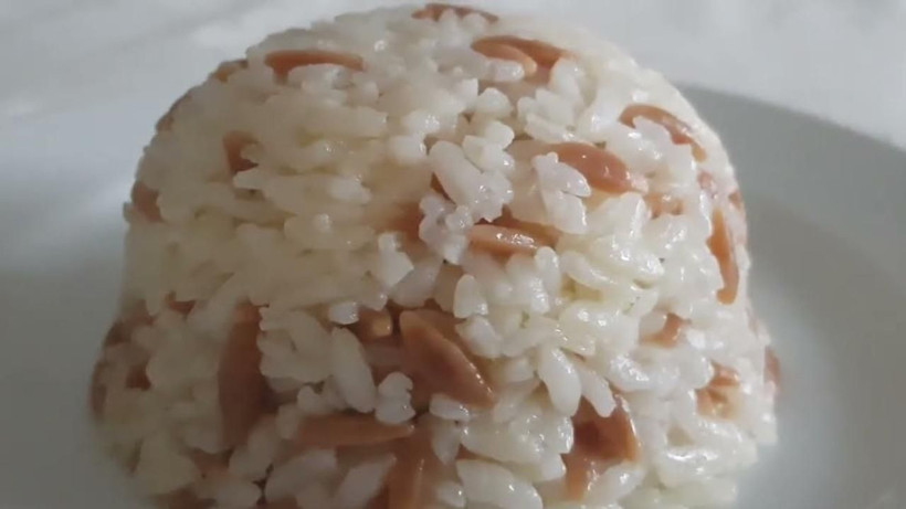 1 çay bardağının çeyreği kadar ekleyin yetiyor! Pirinç pilavı tane tane kalıyor ve parlak oluyor - Resim: 4